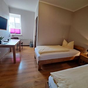 Zimmer mit zwei Einzelbetten